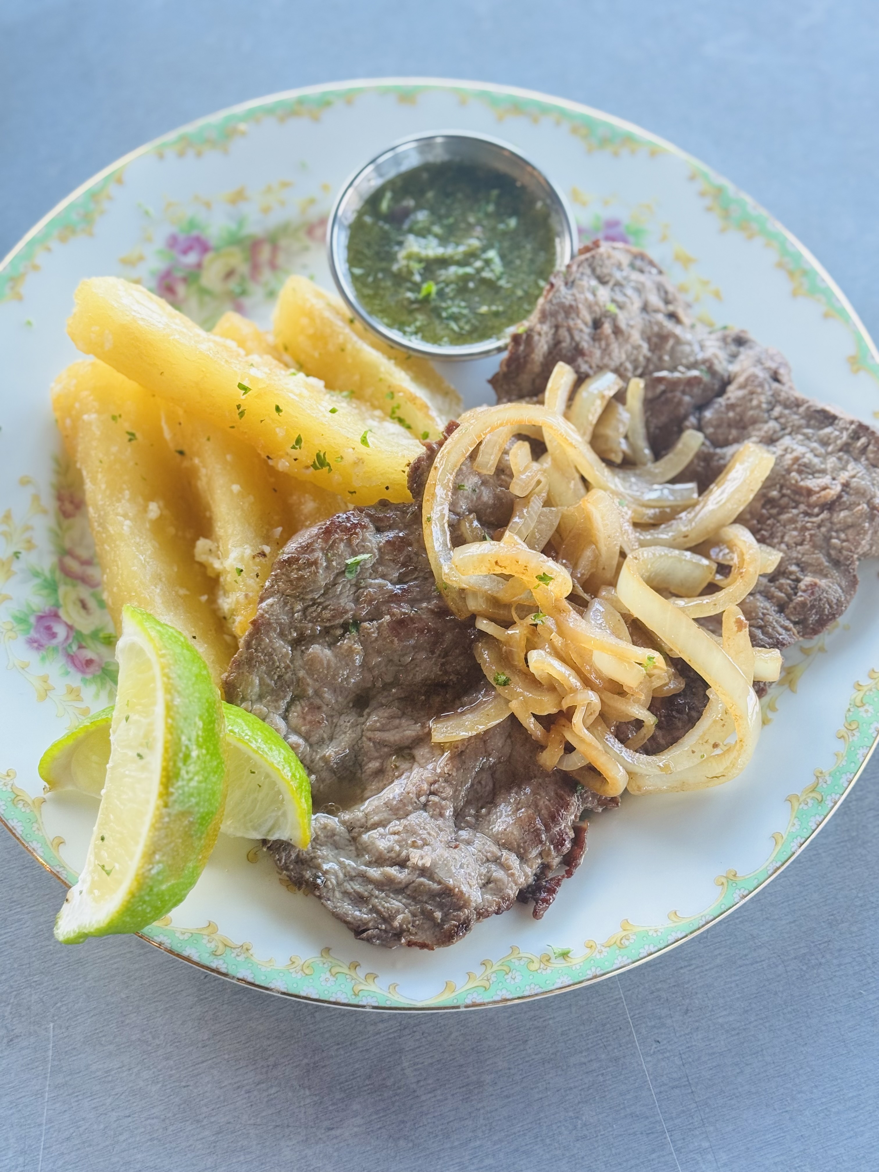 sirloin steak & yuca frita | palomilla 